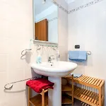 דירה Guesthost - Colorful Flat With Terrace & Parking לצ'ה