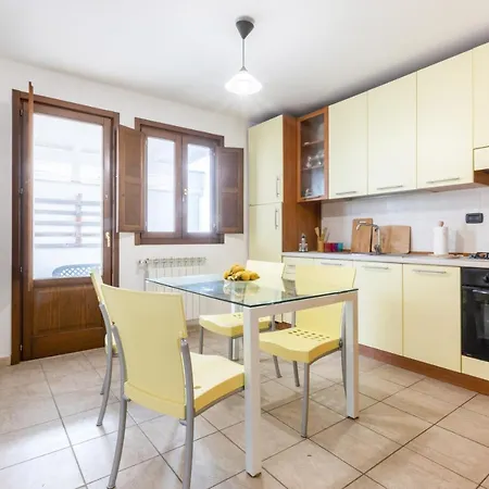 Guesthost - Colorful Flat With Terrace & Parking דירה לצ'ה