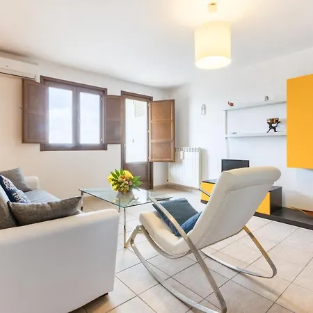 Colorful Flat With Terrace & Parking