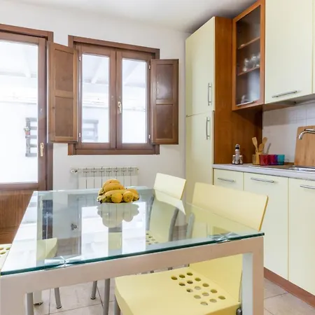 Guesthost - Colorful Flat With Terrace & Parking לצ'ה