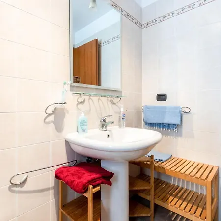 דירה Guesthost - Colorful Flat With Terrace & Parking לצ'ה