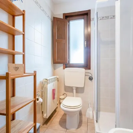Guesthost - Colorful Flat With Terrace & Parking לצ'ה