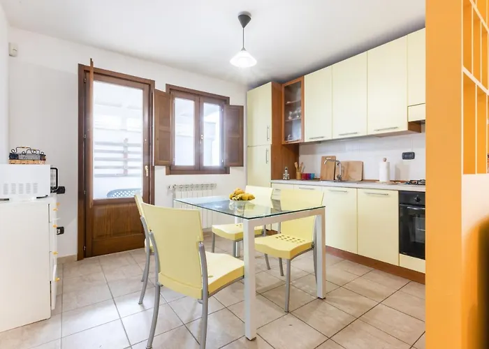 Guesthost - Colorful Flat With Terrace & Parking شقة ليتشي