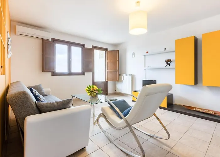 Guesthost - Colorful Flat With Terrace & Parking