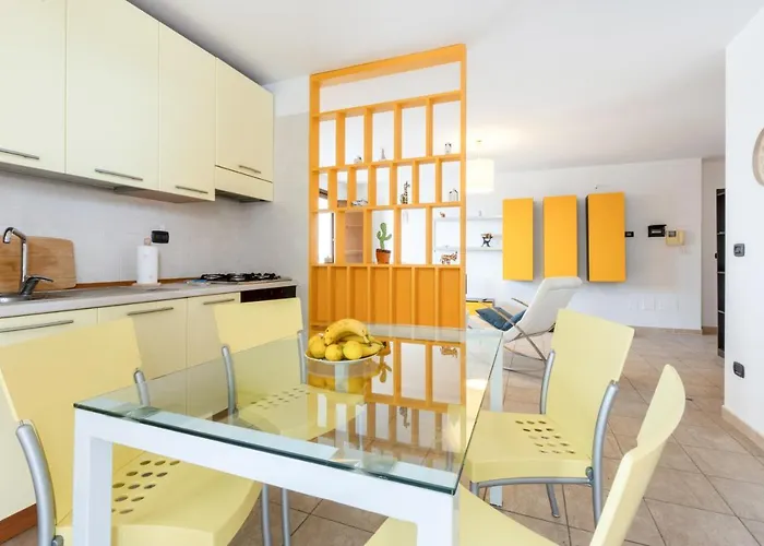 Guesthost - Colorful Flat With Terrace & Parking شقة