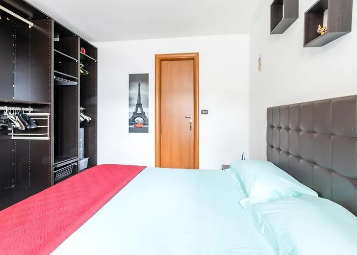 Guesthost - Colorful Flat With Terrace & Parking شقة ليتشي