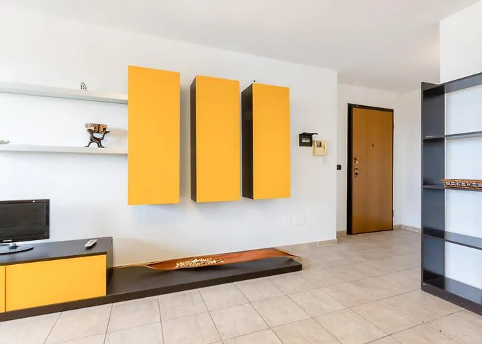 Guesthost - Colorful Flat With Terrace & Parking شقة *