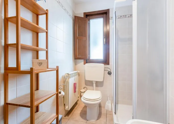 Guesthost - Colorful Flat With Terrace & Parking ليتشي