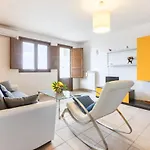 Guesthost - Colorful Flat With Terrace & Parking