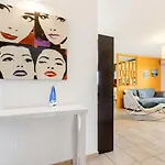 Guesthost - Colorful Flat With Terrace & Parking Διαμέρισμα *