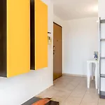 Guesthost - Colorful Flat With Terrace & Parking