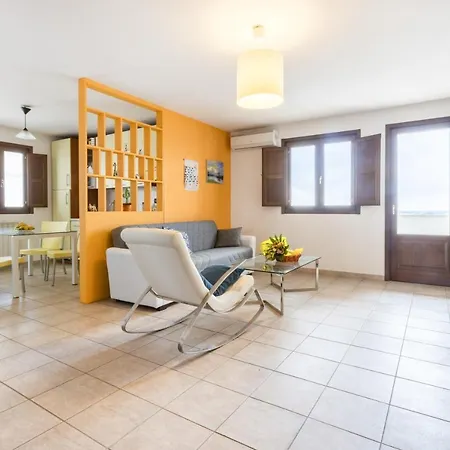 Guesthost - Colorful Flat With Terrace & Parking Апартаменты *