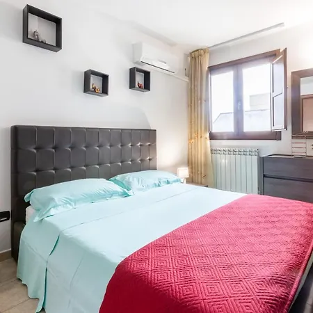 Guesthost - Colorful Flat With Terrace & Parking Apartamento