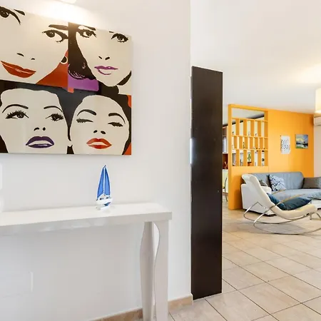 Guesthost - Colorful Flat With Terrace & Parking Апартаменты *