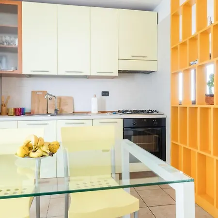 Guesthost - Colorful Flat With Terrace & Parking Апартаменты *