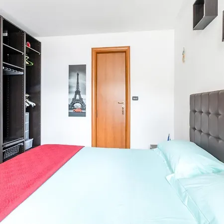 Colorful Flat With Terrace & Parking Appartement Lecce