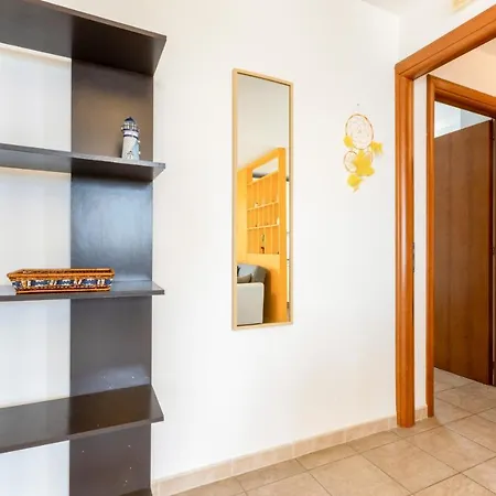 Colorful Flat With Terrace & Parking