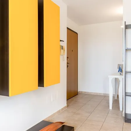 Colorful Flat With Terrace & Parking