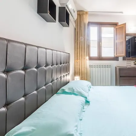 Guesthost - Colorful Flat With Terrace & Parking Лечче