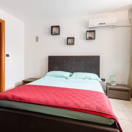 Guesthost - Colorful Flat With Terrace & Parking Apartment *