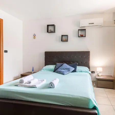 Guesthost - Colorful Flat With Terrace & Parking Лечче